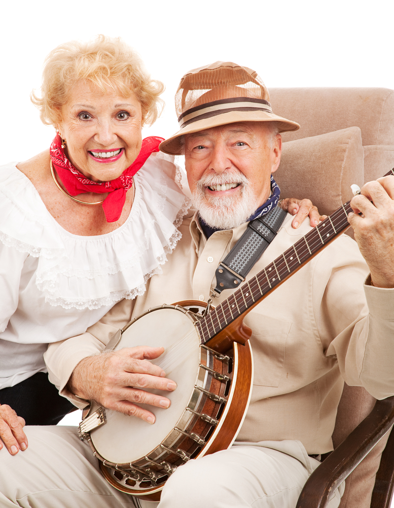 Eldre kvinne og mann med banjo