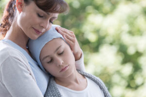 Mor holder rundt barn med kreft