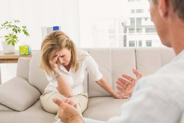 Integrativ terapi, dame sitter i sofa med behandler